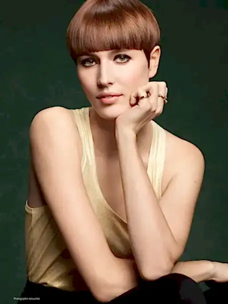 короткие медные волосы